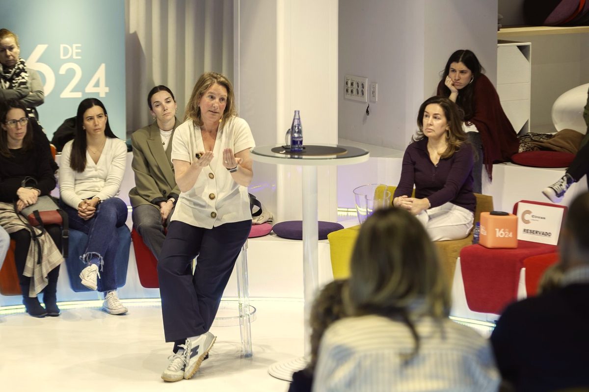 Charla de Natalia de Santiago sobre Emprende en positivo en la Fundación 16 de 24